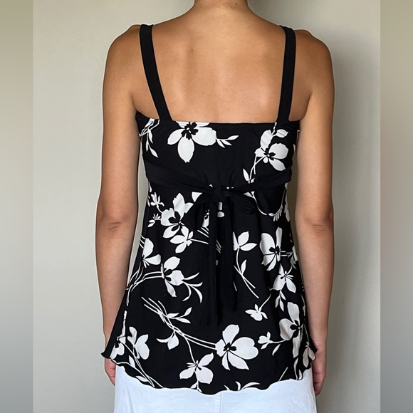 Black and white square neck flower top with belt. - Picture 2 of 5